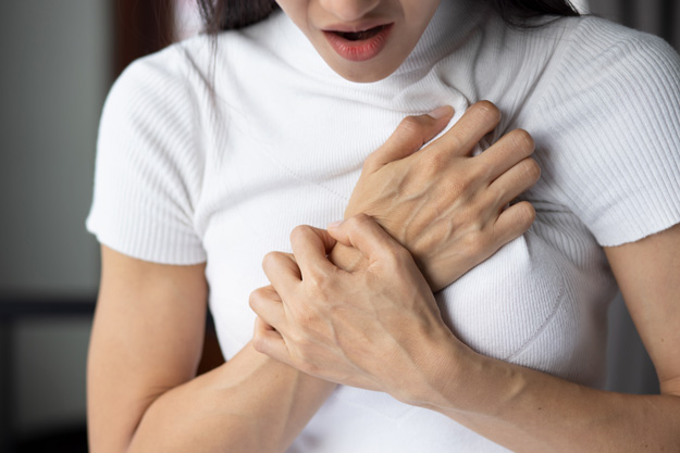 young-woman-having-heart-attack-What-Does-It-Mean-When-Your-Inflammatory-Markers-Are-Elevated