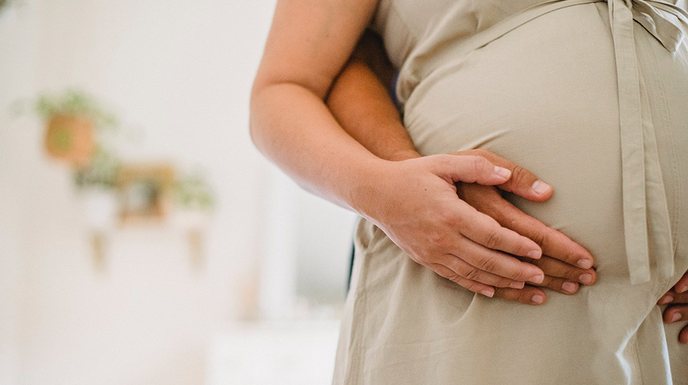 Anonymous-man-touching-pregnant-woman-belly-Longevity-Reproductivity,-and-Ovarian-Aging-What-Research-Reveals-px-feat