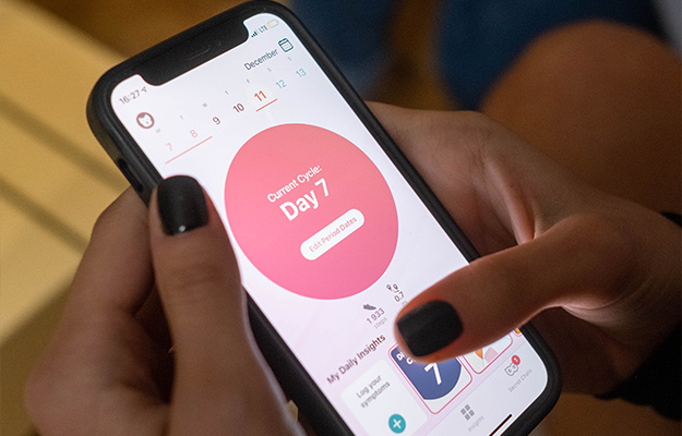 Woman-uses-smartphone-to-track-menstrual-cycle-How-Do-You-Know-if-Your-Ovaries-Are-Healthy-px-body