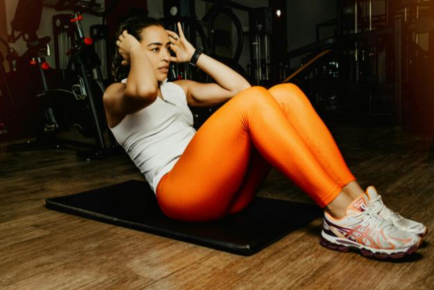 Woman Doing Sit Ups | HIIT Workouts for Beginners
